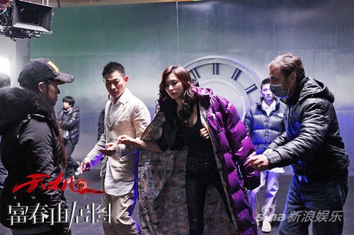 Lưu Đức Hoa và Lâm Chí Linh cùng đội ngũ quay phim từ Hollywood trên trường quay.